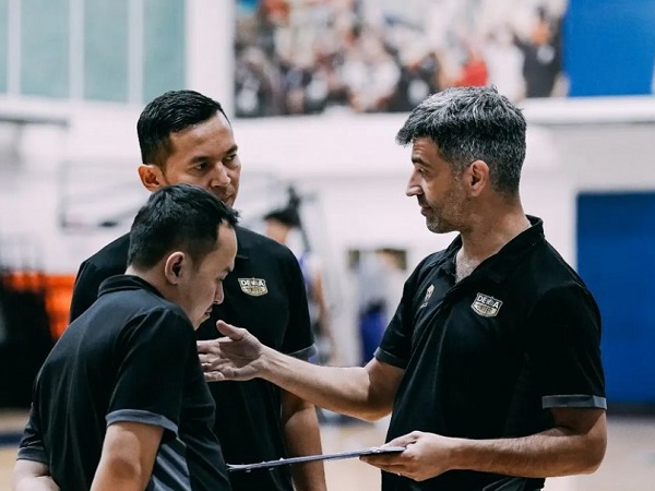 Wendha Wijaya saat berbicara dengan  Coach Maximiliano Enrique Seigorman. (Foto: IBL)