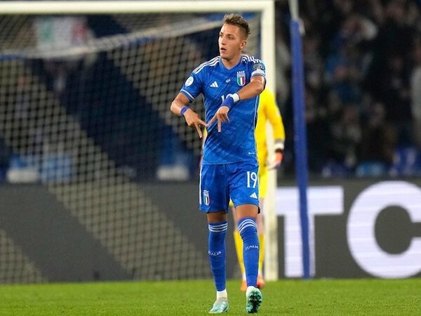 Masuk dalam daftar incaran Inter Milan, agen dari Mateo Retegui mengaku tak mau buru-buru membawa sang klien bermain di Serie A / via Getty Images