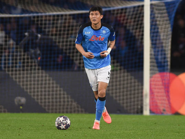 Liverpool Bersedia Penuhi Harga Bek Napoli, Man United Kena Tikung?