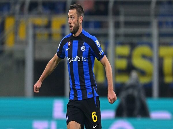 Stefan De Vrij dilaporkan siap meneken kontrak baru bersama Inter Milan hingga 30 Juni 2025 / via Getty Images