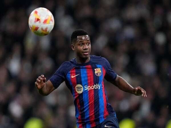 Ayah dari Ansu Fati mengatakan jika putranya bersama Jorge Mendes segera menemui Barcelona untuk membahas masa depan di Stadion Camp Nou / via Getty Images