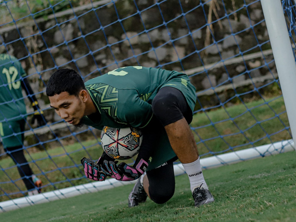 Kiper PSS Sleman, Try Hamdani Goentara menjalani latihan di Bulan Ramadan