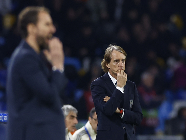 Roberto Mancini tak mau ambil pusing dengan kritikan orang-orang terkait daftar skuat Timnas Italia terbaru pilihannya / via Getty Images
