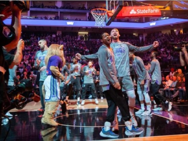 Pemain Sacramento Kings melakukan selebrasi.