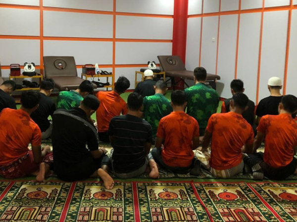 Skuat Borneo FC menjalankan Salat Tarwih di stadion sebelum berlatih