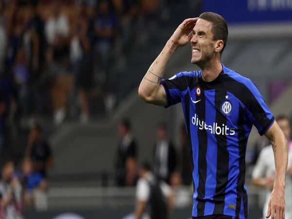 Robin Gosens mendambakan Inter Milan bisa melakoni laga derby kontra AC Milan di babak semifinal Liga Champions musim ini / via Getty Images