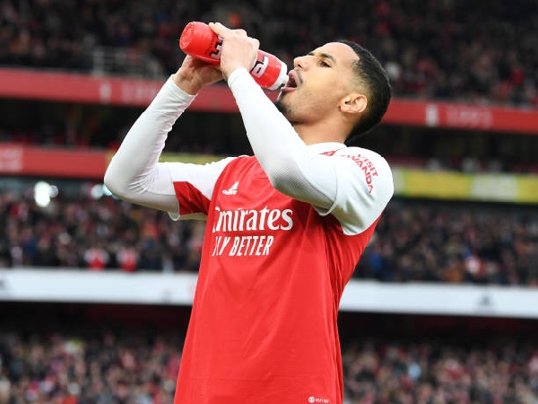 Bek Arsenal, William Saliba, mengalami masalah punggung