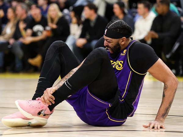 Anthony Davis tetap bermain di laga penting kontra Houston Rockets.