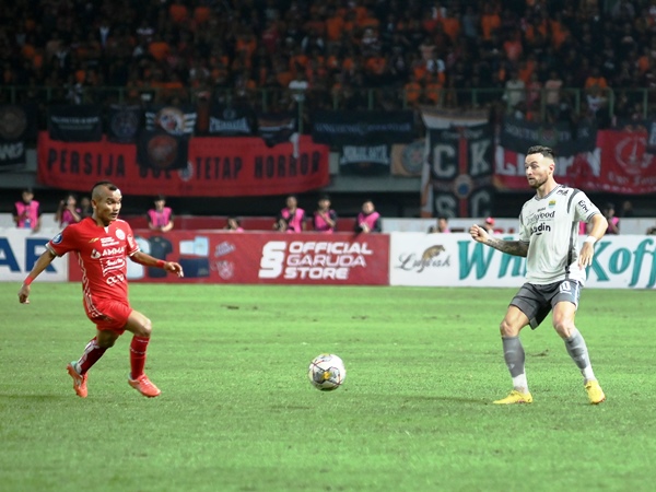 Marc Klok ketika dibayangi Riko Simanjuntak