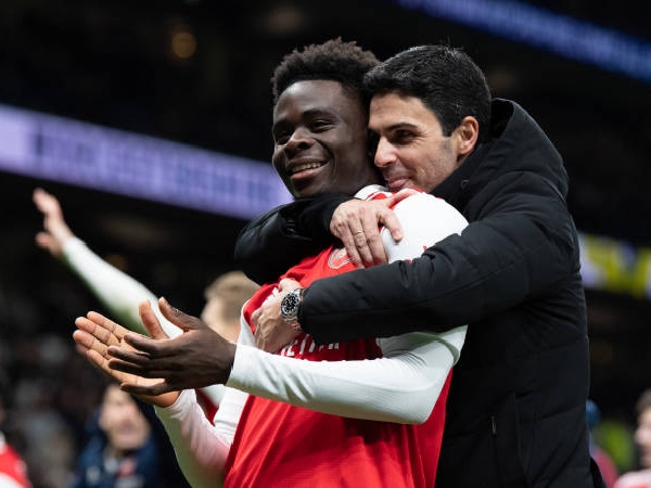 Bukayo Saka dan manajer Arsenal, Mikel Arteta