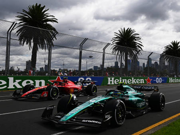 Fernando Alonso Komentari Penalti yang Diberikan kepada Carlos Sainz