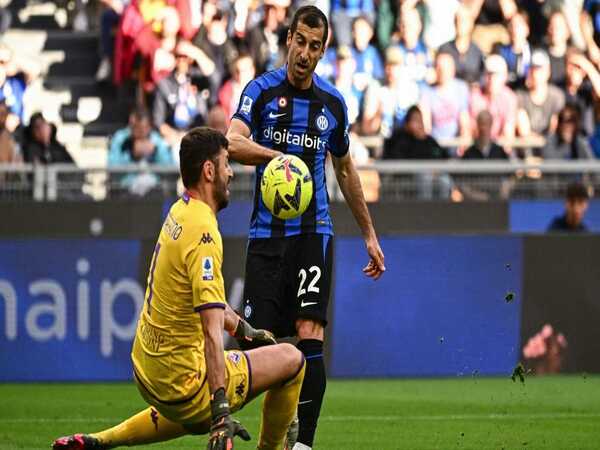 Henrikh Mkhitrayan merasa bersalah melewatkan peluang emas yang dimilikinya, sehingga Inter Milan pun kalah 0-1 dari Fiorentina tadi malam (1/4) / via Getty Images
