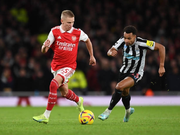 Jacob Murphy berebut bola dengan bek Arsenal, Oleksandr Zinchenko