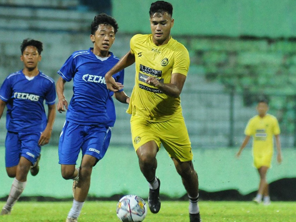 Penyerang Arema FC, M Rafli dipertandingan uji coba kontra tim Porprov Kota Batu