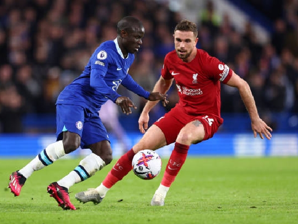 Gelandang Chelsea N'Golo Kante berebut bola dengan kapten Liverpool, Jordan Henderson