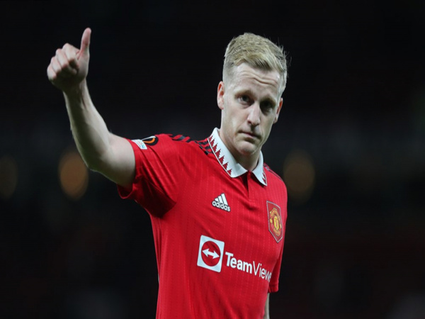 Ajax Amsterdam diberitakan tertarik memulangkan Donny van de Beek yang tak punya masa depan bersama Manchester United / via Getty Images