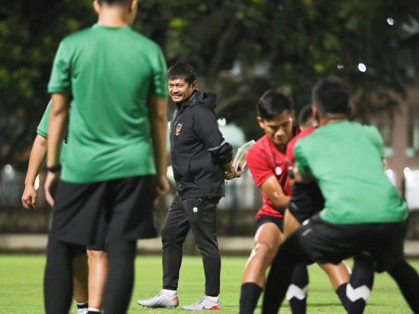 Pelatih timnas Indonesia U-22, Indra Sjafri memimpin sesi latihan taktikal timnya