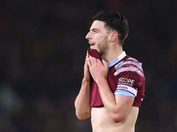 Declan Rice disarankan oleh Andy Carroll menolak pinangan MU dan Chelsea demi bergabung bersama Arsenal / via Getty Images