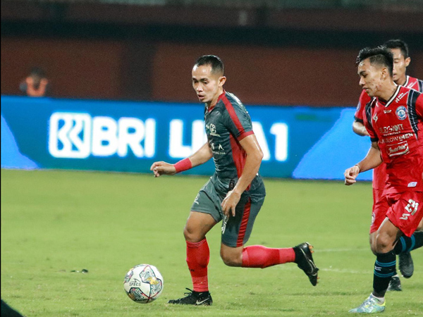 Gelandang Madura United, Slamet Nurcahyo di pertandingan kontra Arema FC