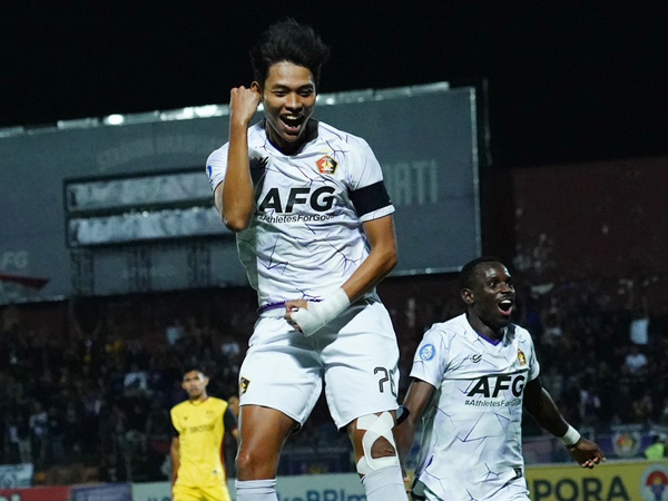 Pemain Persik Kediri, Vava Mario Yaghalo merayakan gol ke gawang Persikabo 1973