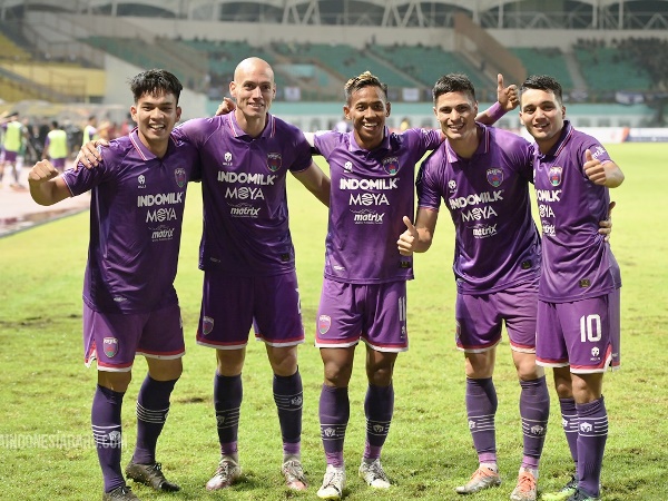 Pemain Persita ketika merayakan go