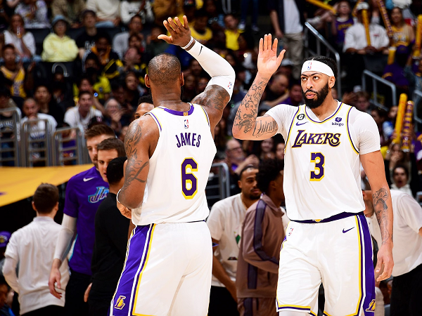 Los Angeles Lakers buat Utah Jazz tutup musim dengan kekalahan.