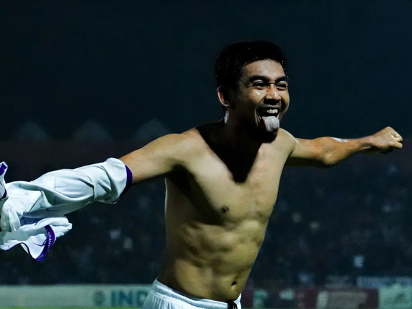 Penyerang Persik Kediri, Arsyad Yusgiantoro merayakan gol debutnya musim ini