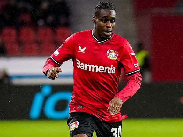 Bek kanan Bayer Leverkusen, Jeremie Frimpong.