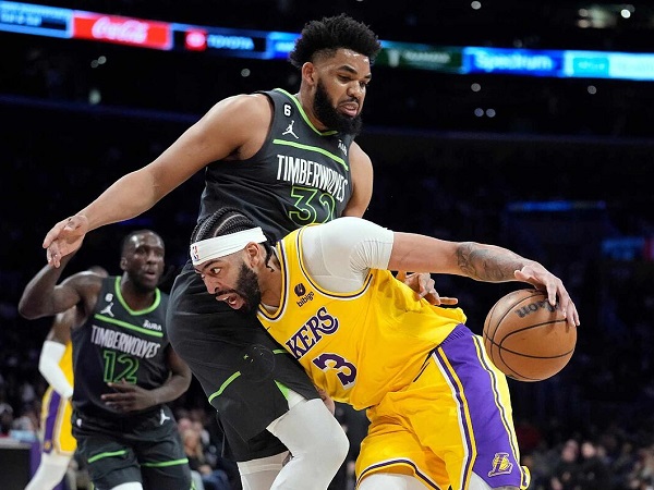 Karl-Anthony Towns salahkan wasit saat kalah dari Lakers.