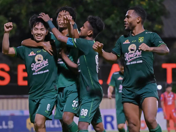 Para pemain Persebaya Surabaya merayakan gol ke gawang Arema FC