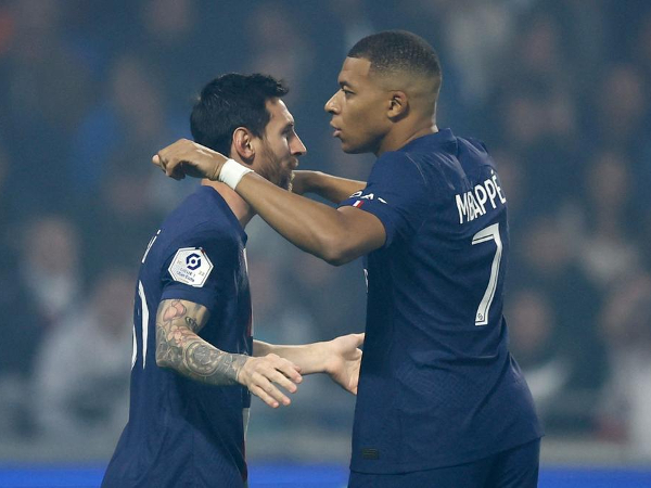 Bek RC Lens menilai lebih sulit bertahan melawan Lionel Messi dibanding Kylian Mbappe