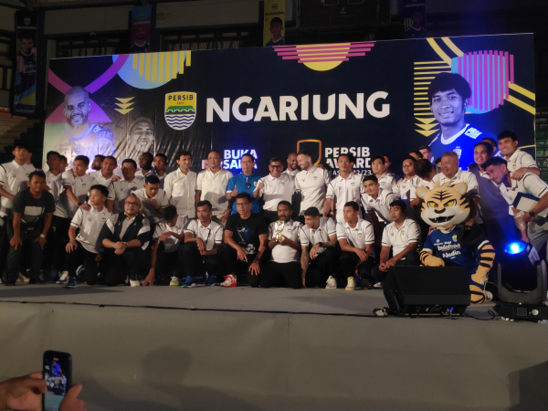 Pemain, pelatih, official dan jajaran direksi berfoto bersama di gelaran Persib Awards 2023
