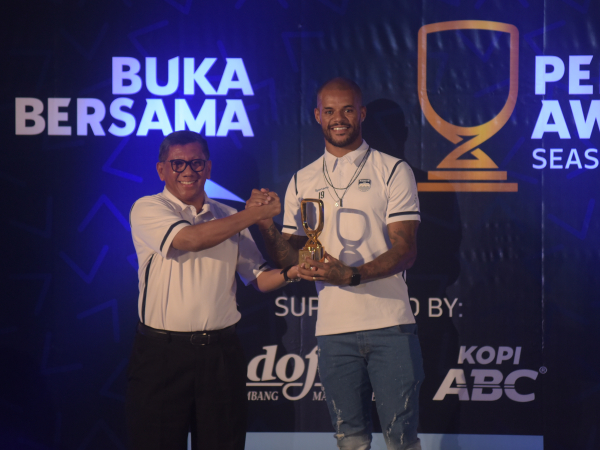 David da Silva ketika menerima penghargaan di Persib Awards