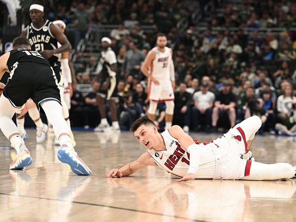 Cedera patah tulang tangan buat Tyler Herro menepi 4-6 pekan.