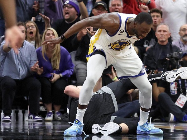 Draymond Green beberkan alasannya injak perut Domantas Sabonis dengan keras.