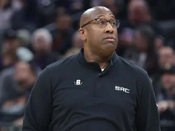 Pelatih Sacramento Kings, Mike Brown.