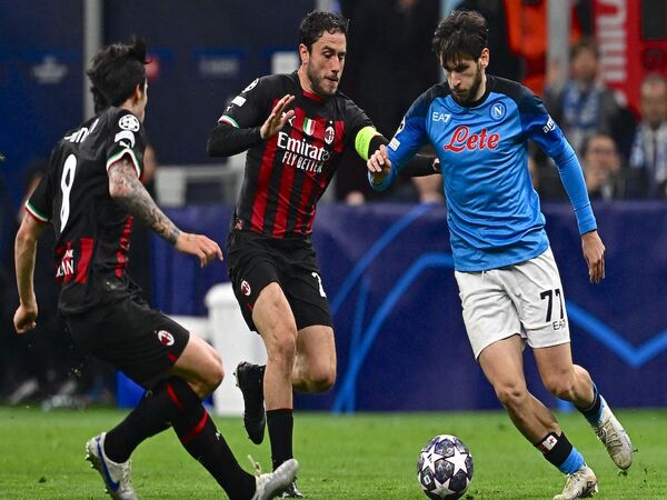 Davide Calabria mengaku tertantang bisa mengawal pemain dengan skill tinggi seperti Khvicha Kvaratskhelia / via Getty Images