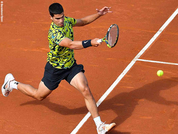 Carlos Alcaraz Terpaut Satu Kemenangan Untuk Pertahankan Gelar Di Barcelona