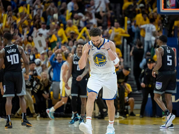 Golden State Warriors buat Sacramento Kings bertekuk lutut di game 4.