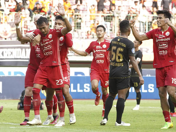 Hansamu Yama saat mencetak gol ke gawang Barito Putera
