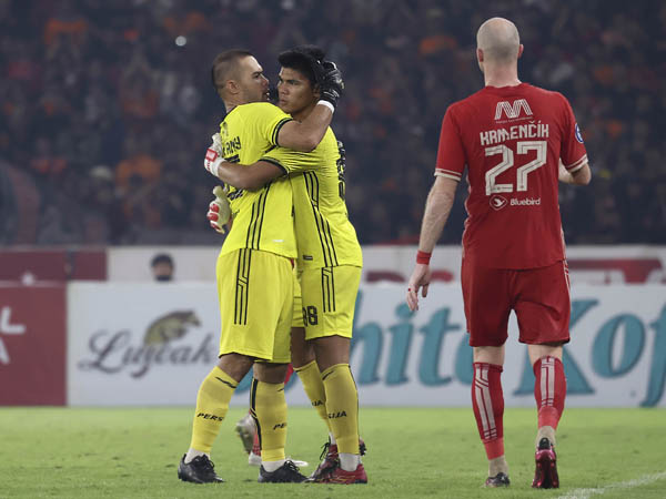 Kiper muda Persija Jakarta, Cahya Supriadi kala melakoni debutnya musim lalu
