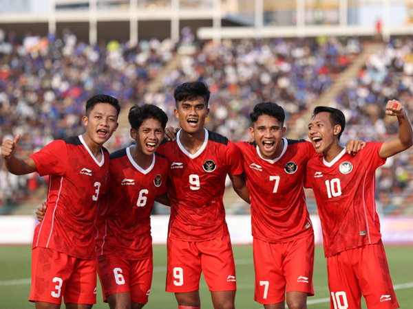Para pemain timnas Indonesia U-22 merayakan gol pertama ke gawang Filipina yang dicetak Marselino Ferdinan
