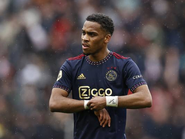 Jurrien Timber Ingin Tinggalkan Ajax, Liverpool Dapat Angin Segar