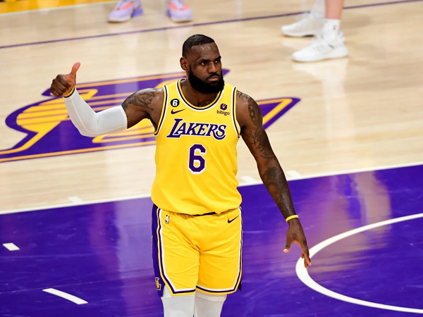 LeBron James terbantu motivasi sang anak untuk bisa tampil garang lawan Grizzlies.