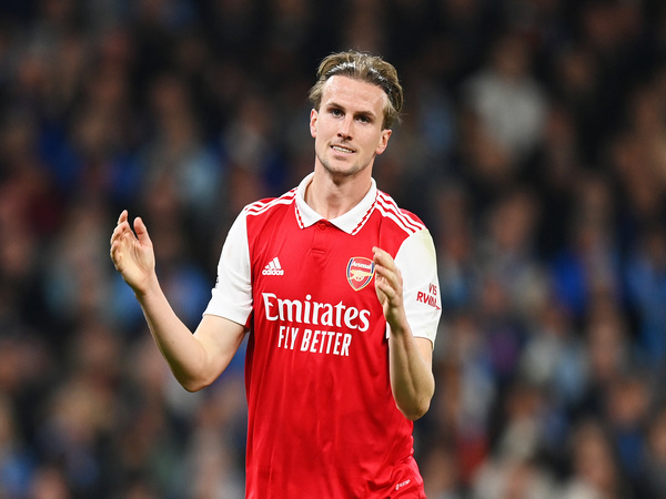 Emmanuel Petit menilai Arsenal susah keluar sebagai juara Liga Inggris musim ini selama lini belakang mereka terus diperkuat oleh Rob Holding / via Reuters