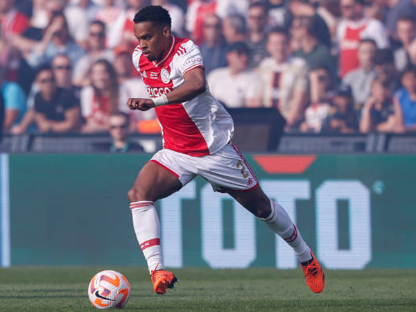 Liverpool dan Man United Ingin Jurrien Timber, Ajax Minta Harga Segini