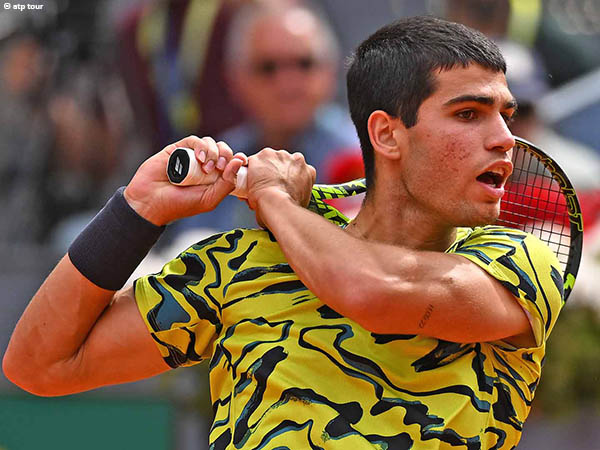 Tampil Tanpa Cela, Carlos Alcaraz Bombardir Alexander Zverev Di Madrid