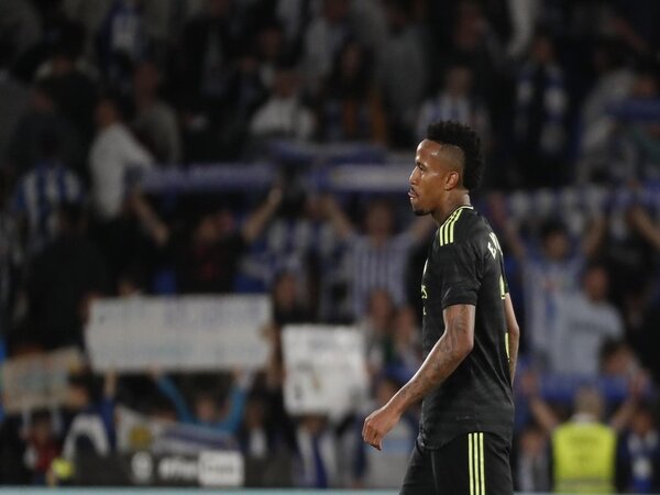 Eder Militao kena semprot Carlo Ancelotti usai menjadi biang kerok kekalahan Real Madrid 0-2 dari Real Sociedad dini hari tadi (3/5) / via Getty Images