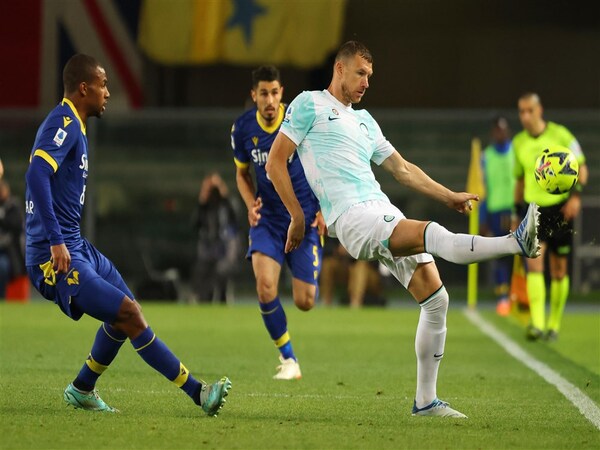 Edin Dzeko memita Inter Milan mewaspadai betul kekuatan AC Milan jelang bentrokan di semifinal Liga Champions / via Getty Images