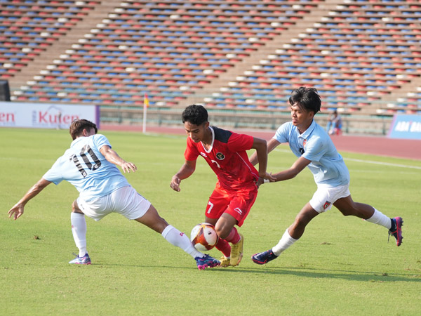 Gelandang timnas Indonesia U-22, Marselino Ferdinan berupaya melewati hadangan dua pemain Myanmar